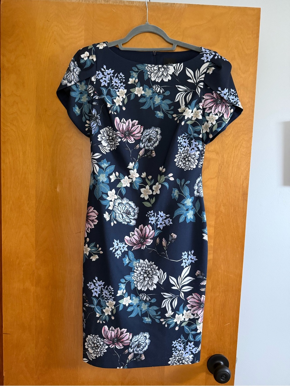 JH Navy Floral Sheath Dress - Size 4 Elegant fitted dress - Worn Once